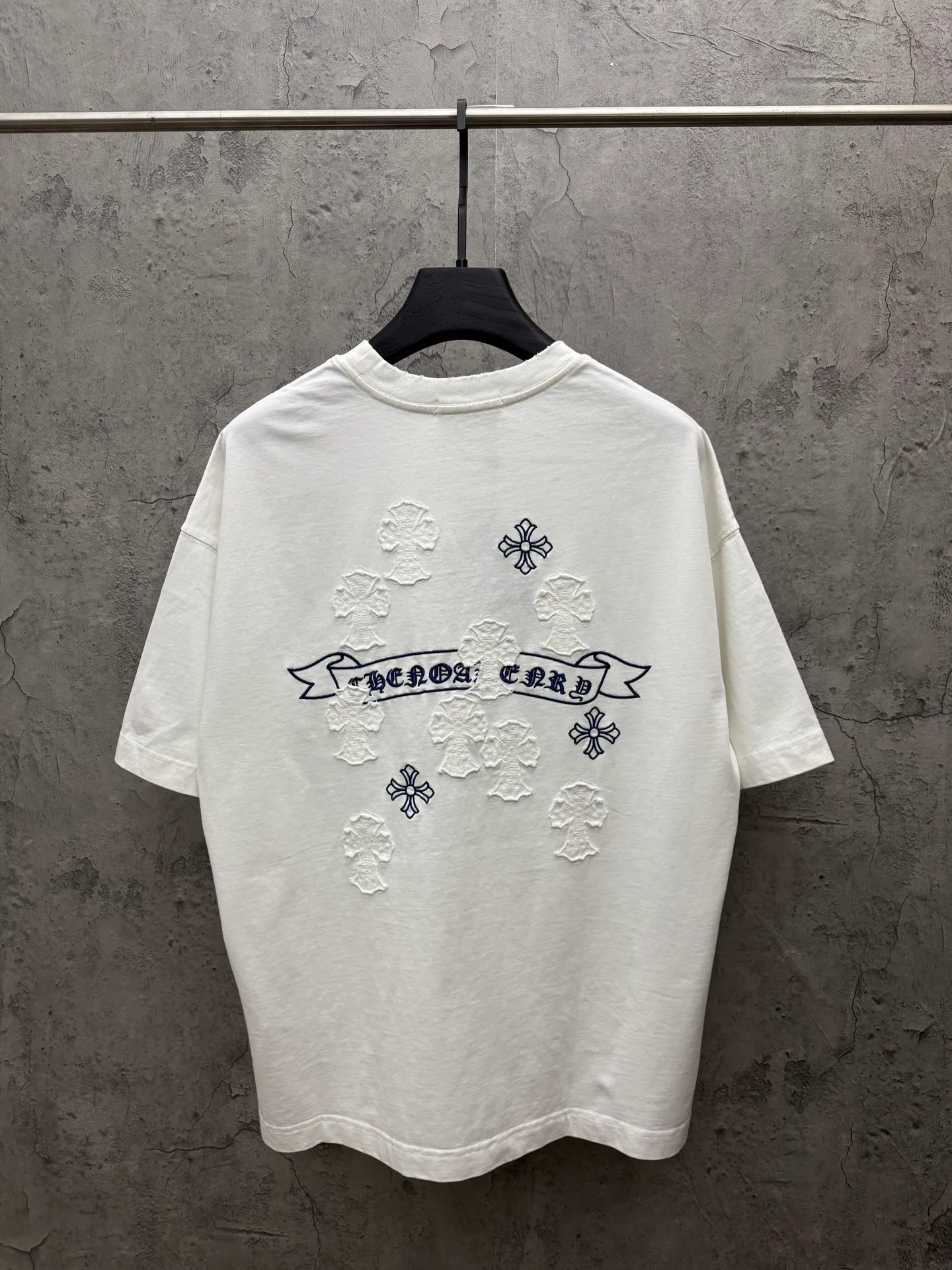 P230 top version, real shot without P, ​​different from market currency) 𝗖𝗵𝗿𝗼𝗺𝗲 𝗛𝗲𝗮𝗿𝘁𝘀/Croxin 2026 spring new original single counter American patch embroidered couple short sleeves 👑The highest version! Customized fabric 320 grams, patch embroidery, best-selling model at the counter, very comfortable to wear. Accessories: original molded and authenticated collar label ➕ 100% silk wash water label. Genuine purchase-grade original hangtag➕matching hanging rope➕3D hanging beads➕original packaging bag. Craftsmanship: The original version has consistent wiring! The highest version of the armhole matching technique! Color: White Black Size: S M L XL Style No.: 6606